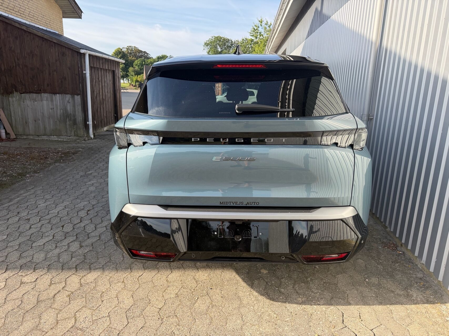 Blå Peugeot e-5008 fra 2025