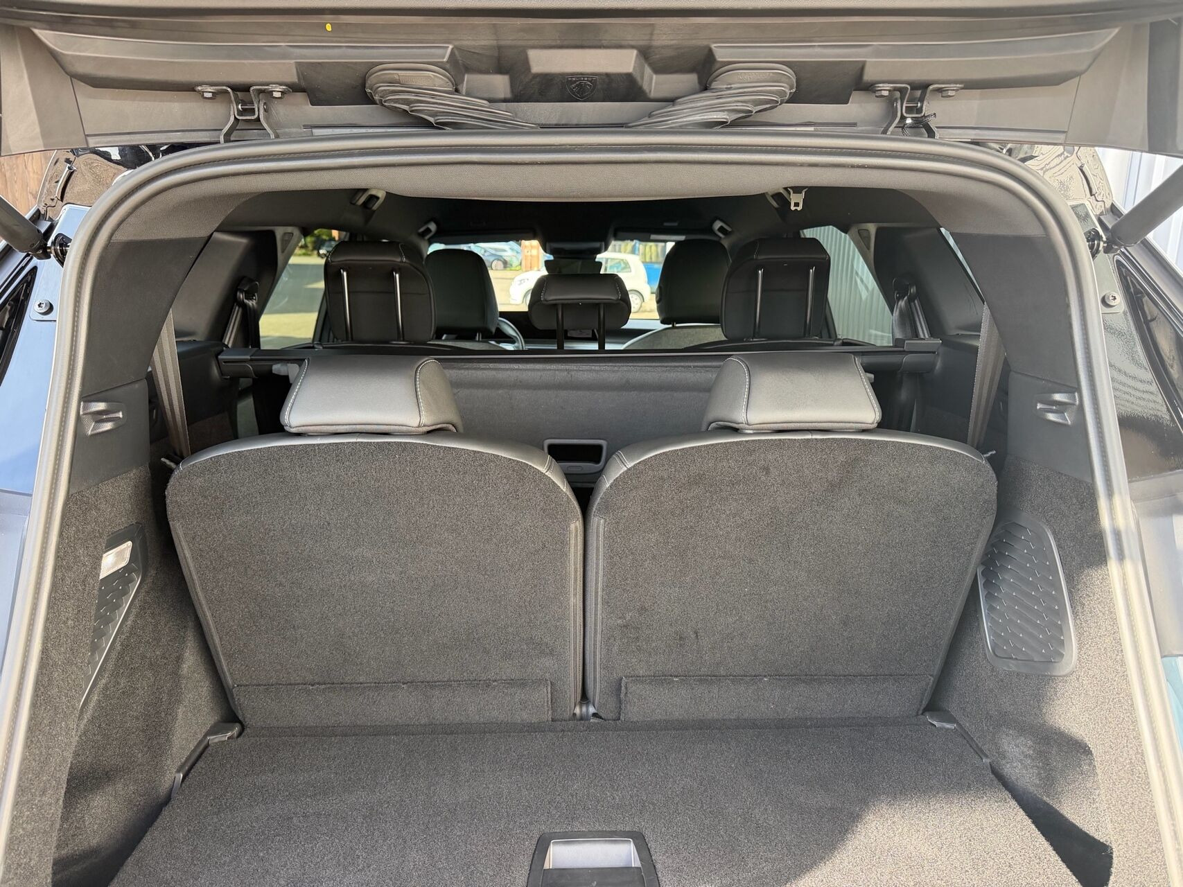 Blå Peugeot e-5008 fra 2025