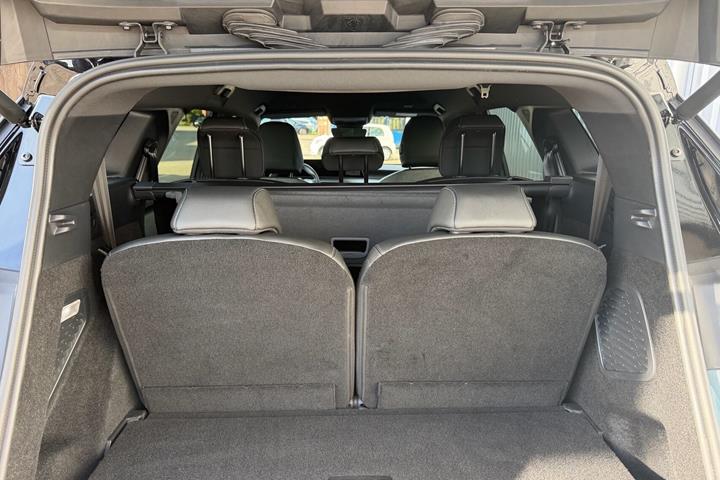 Blå Peugeot e-5008 fra 2025