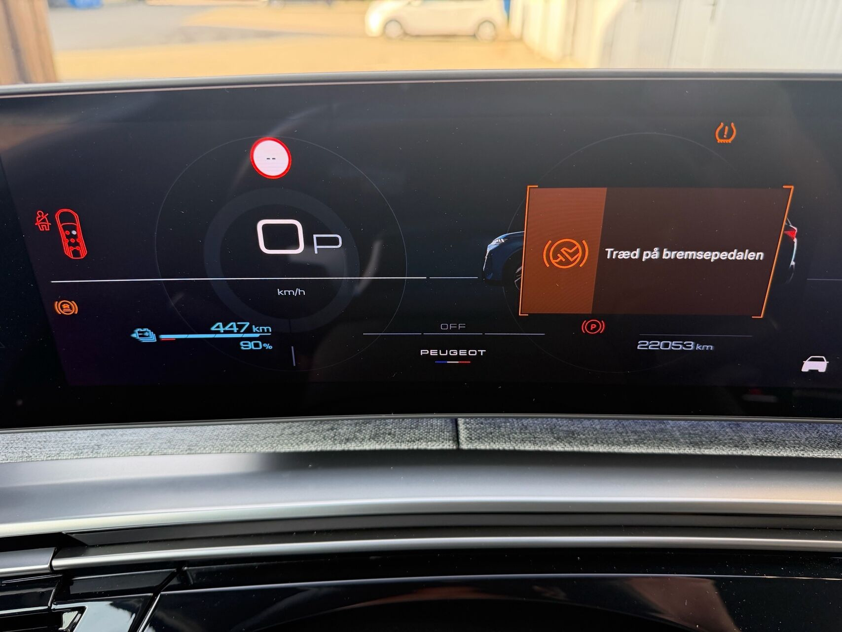 Blå Peugeot e-5008 fra 2025