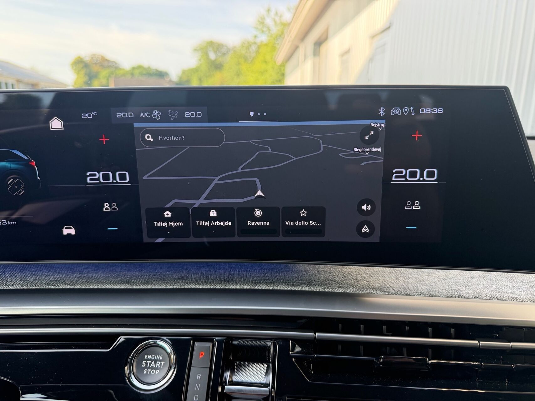 Blå Peugeot e-5008 fra 2025