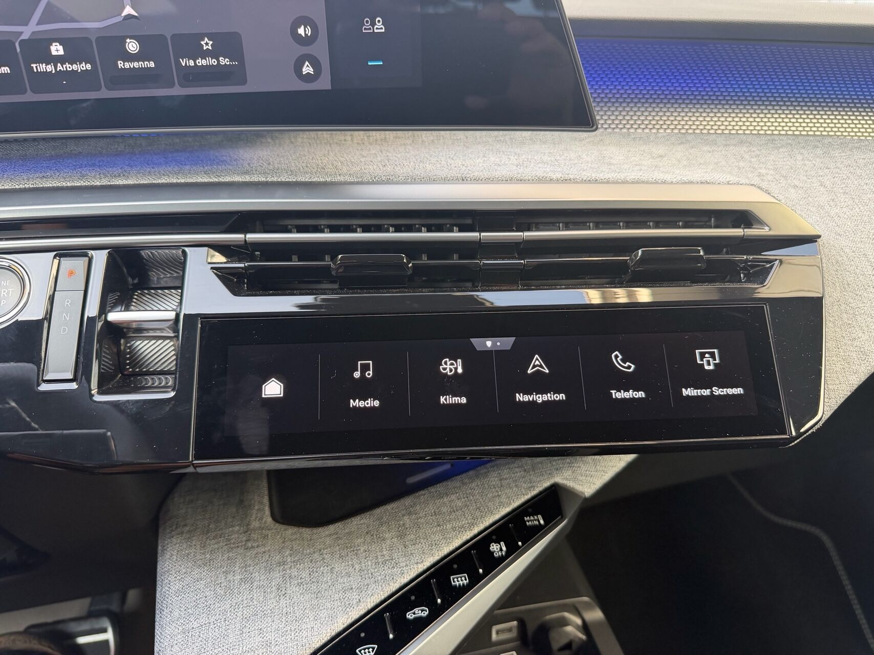 Blå Peugeot e-5008 fra 2025