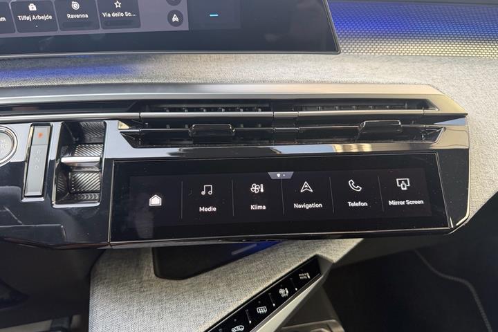 Blå Peugeot e-5008 fra 2025