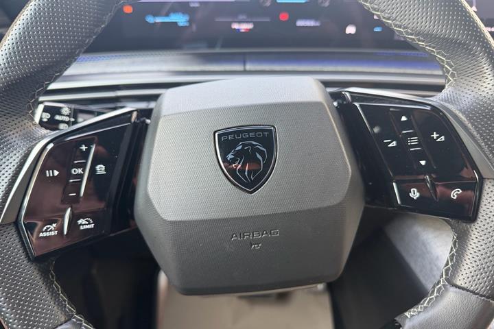 Blå Peugeot e-5008 fra 2025