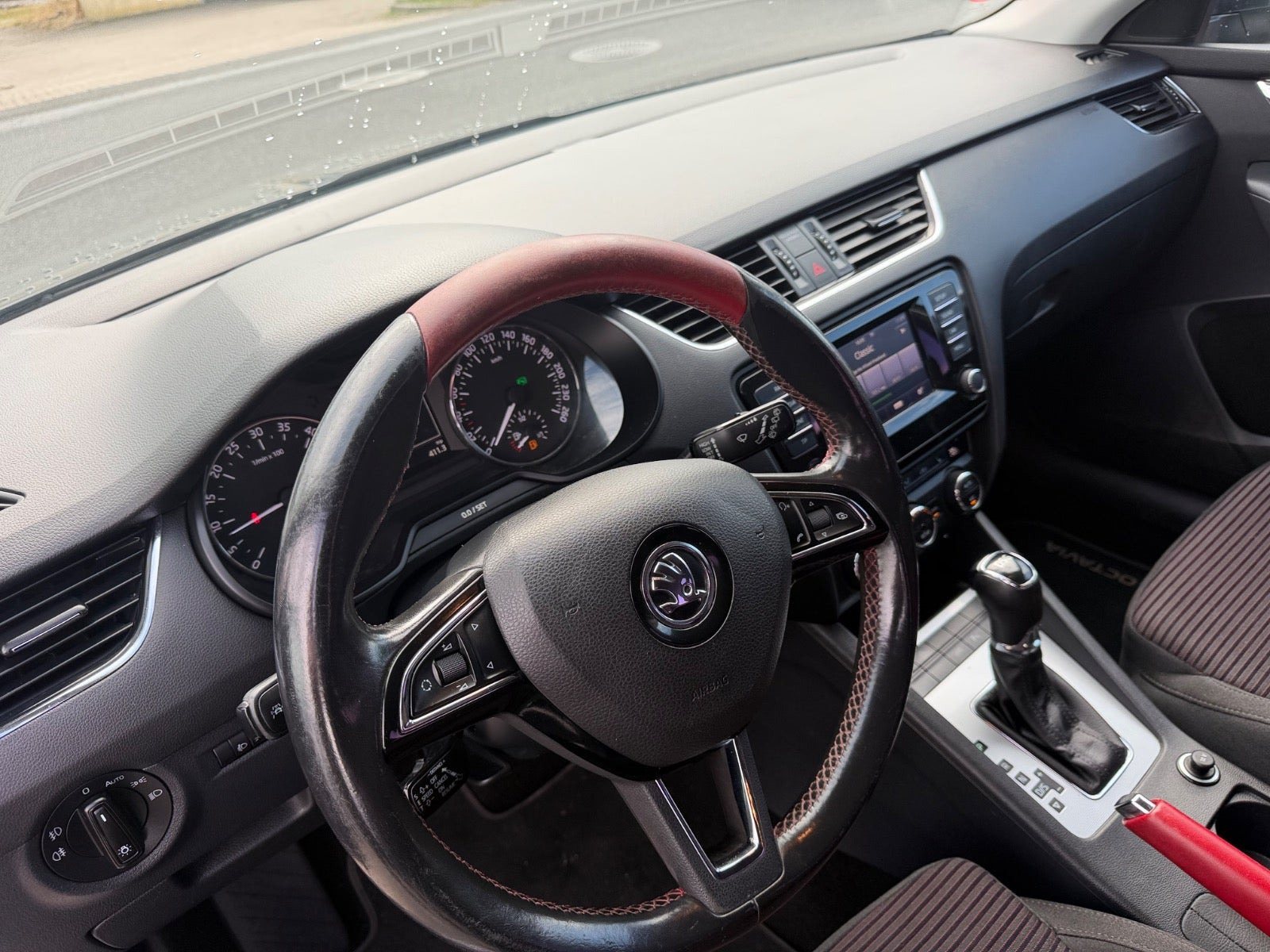Grå Skoda Octavia fra 2015