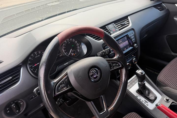 Grå Skoda Octavia fra 2015