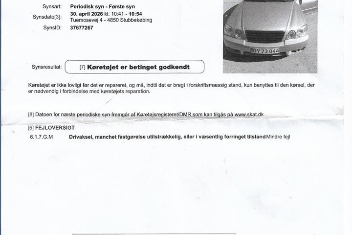 Sølv Kia Magentis fra 2004 set udefra