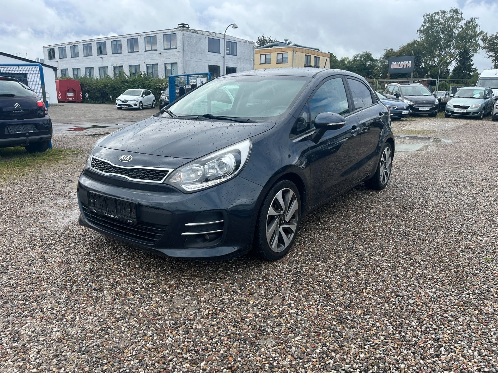 Grå Kia Rio fra 2016 set udefra