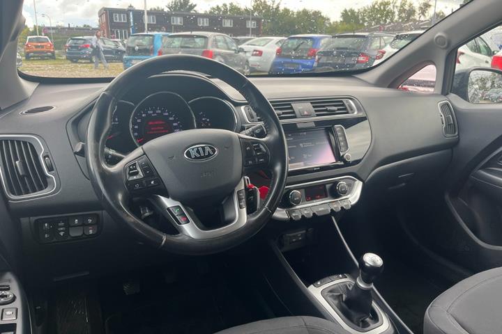 Grå Kia Rio fra 2016