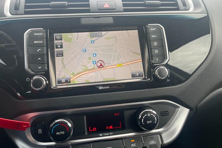 Grå Kia Rio fra 2016