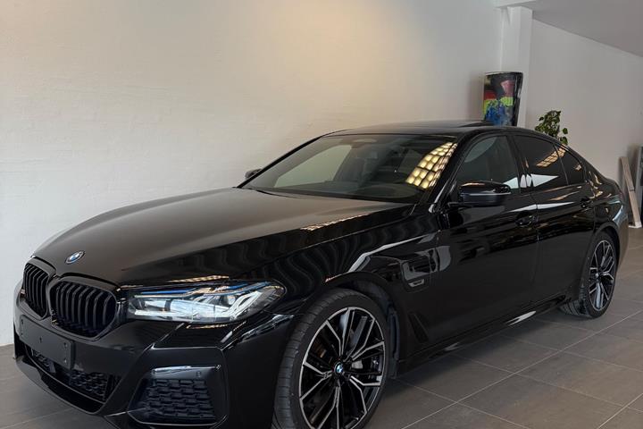 Sort BMW 545e fra 2022