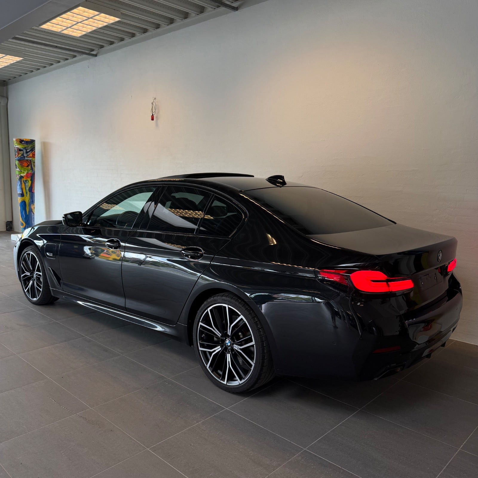 Sort BMW 545e fra 2022