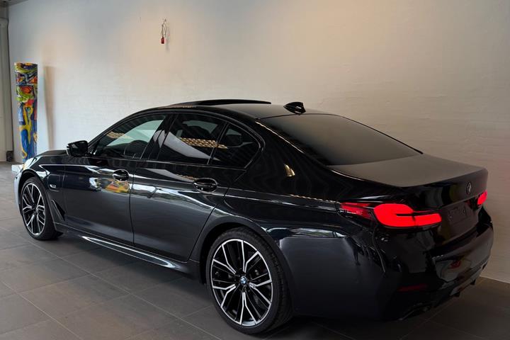 Sort BMW 545e fra 2022