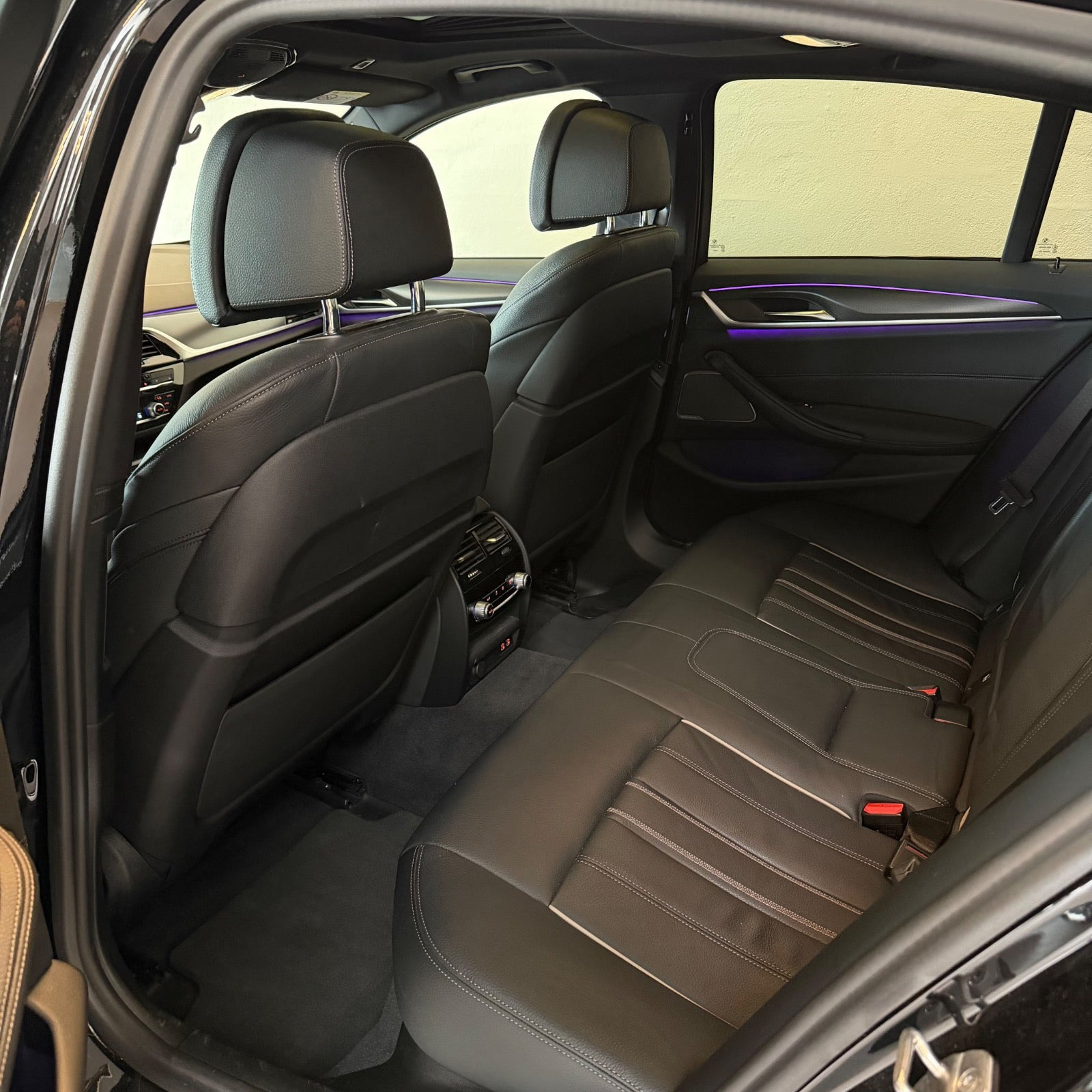 Sort BMW 545e fra 2022