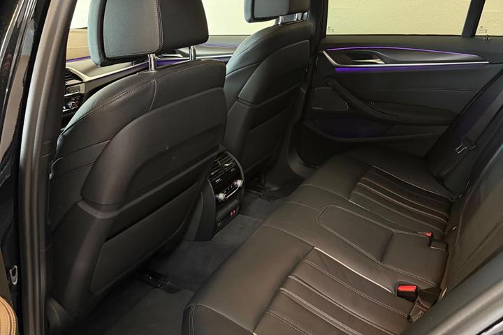 Sort BMW 545e fra 2022