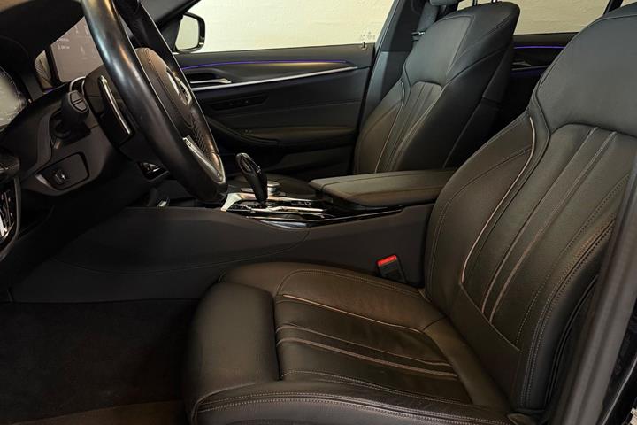 Sort BMW 545e fra 2022