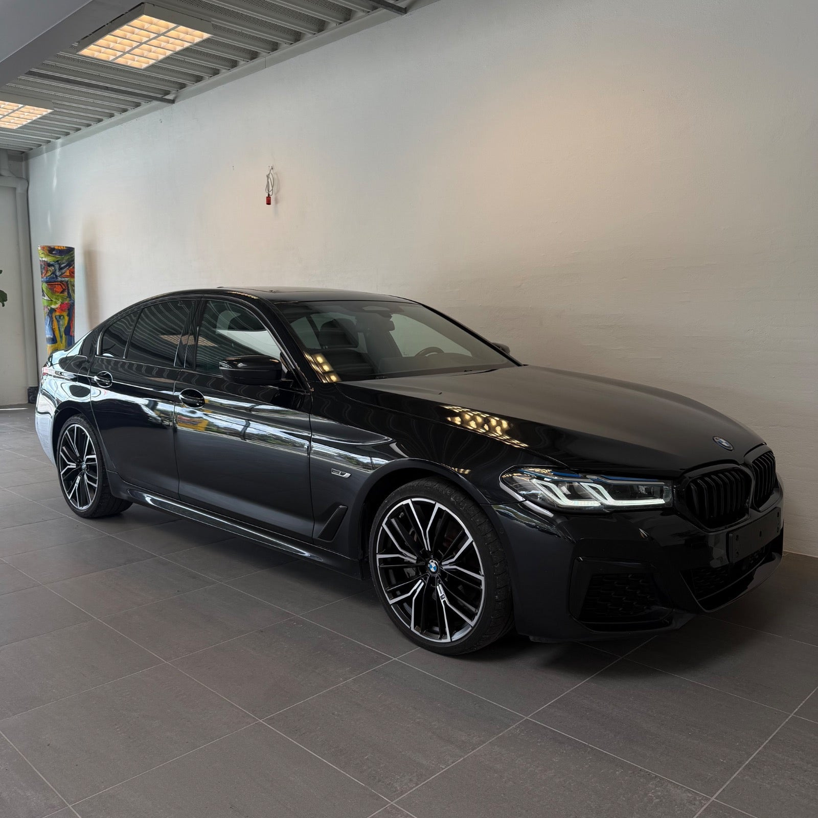 Sort BMW 545e fra 2022