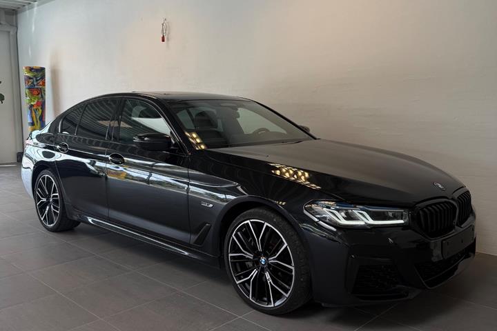 Sort BMW 545e fra 2022