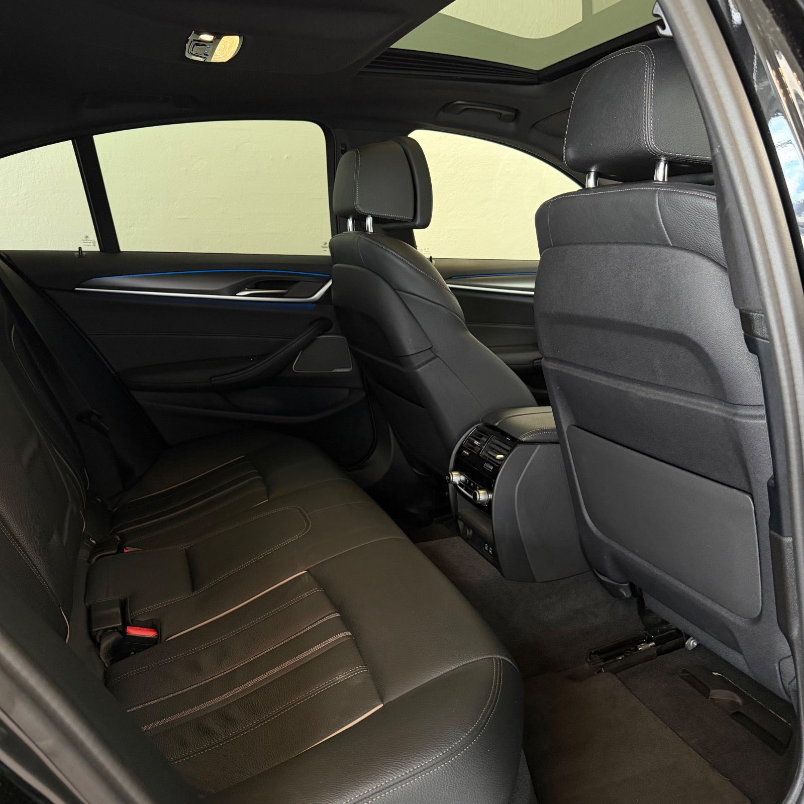 Sort BMW 545e fra 2022
