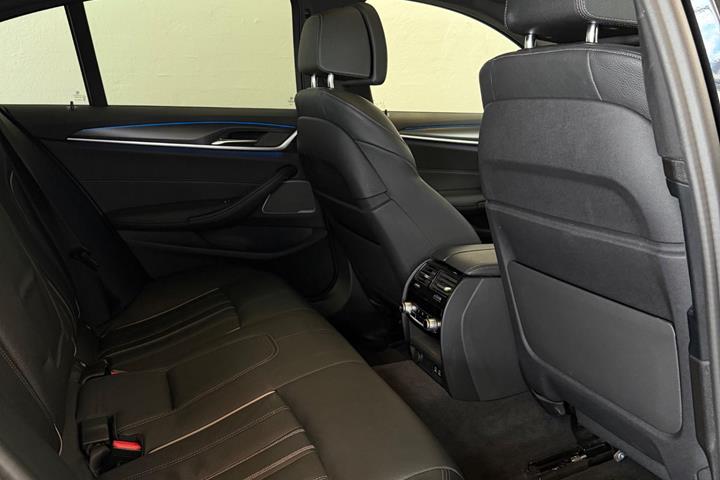 Sort BMW 545e fra 2022