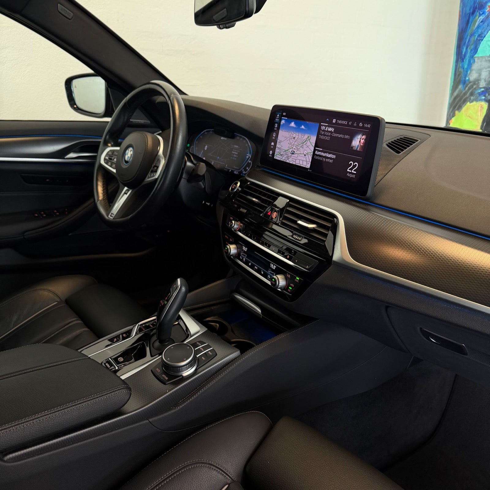 Sort BMW 545e fra 2022