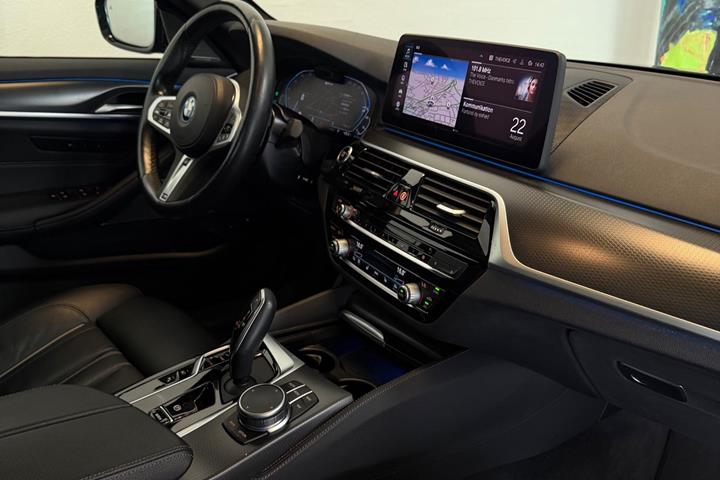 Sort BMW 545e fra 2022