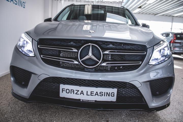 Grå Mercedes GLE500 e fra 2016