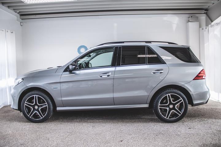 Grå Mercedes GLE500 e fra 2016