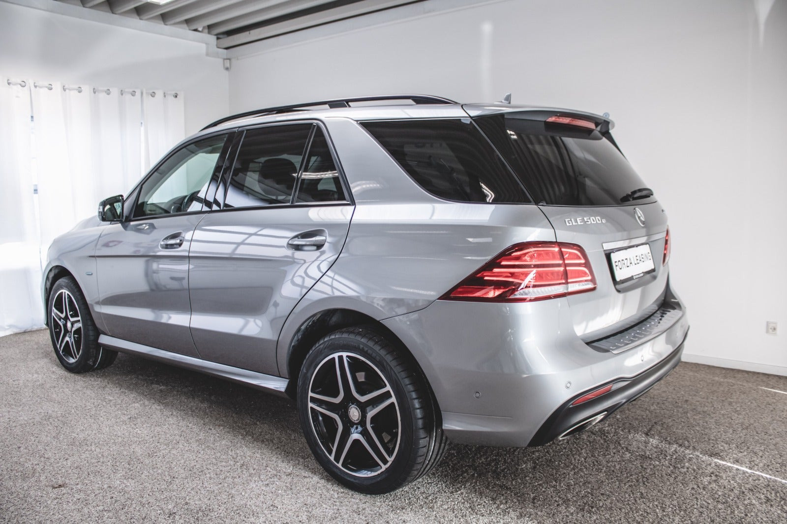 Grå Mercedes GLE500 e fra 2016
