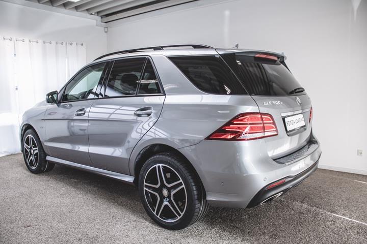 Grå Mercedes GLE500 e fra 2016
