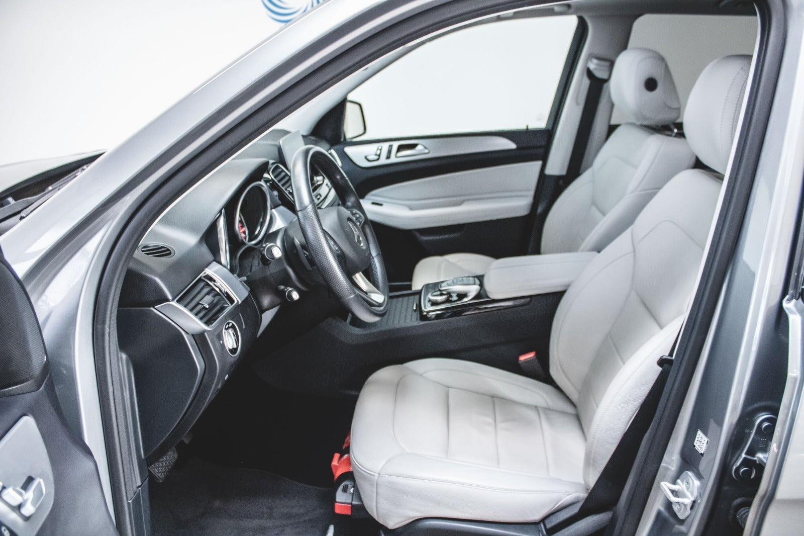 Grå Mercedes GLE500 e fra 2016