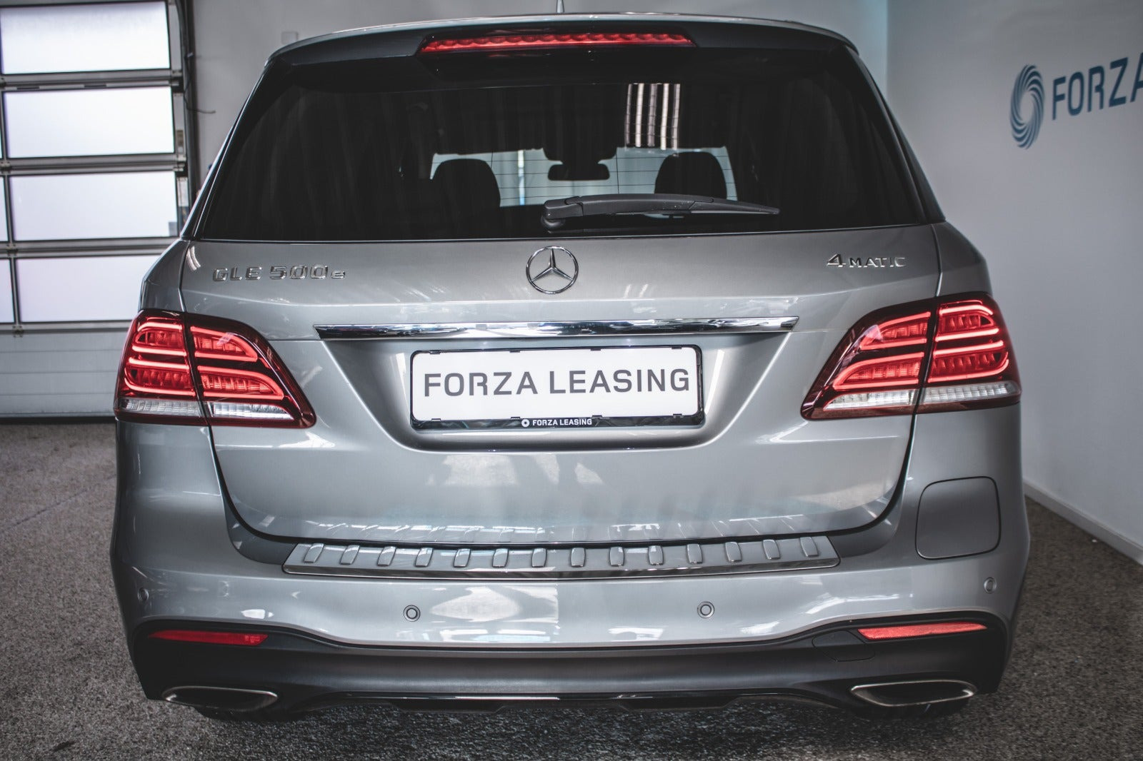 Grå Mercedes GLE500 e fra 2016