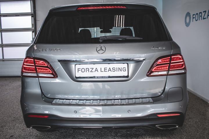 Grå Mercedes GLE500 e fra 2016