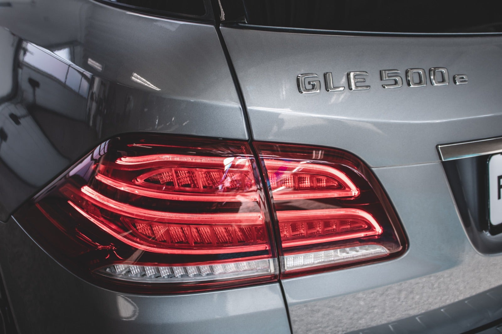 Grå Mercedes GLE500 e fra 2016