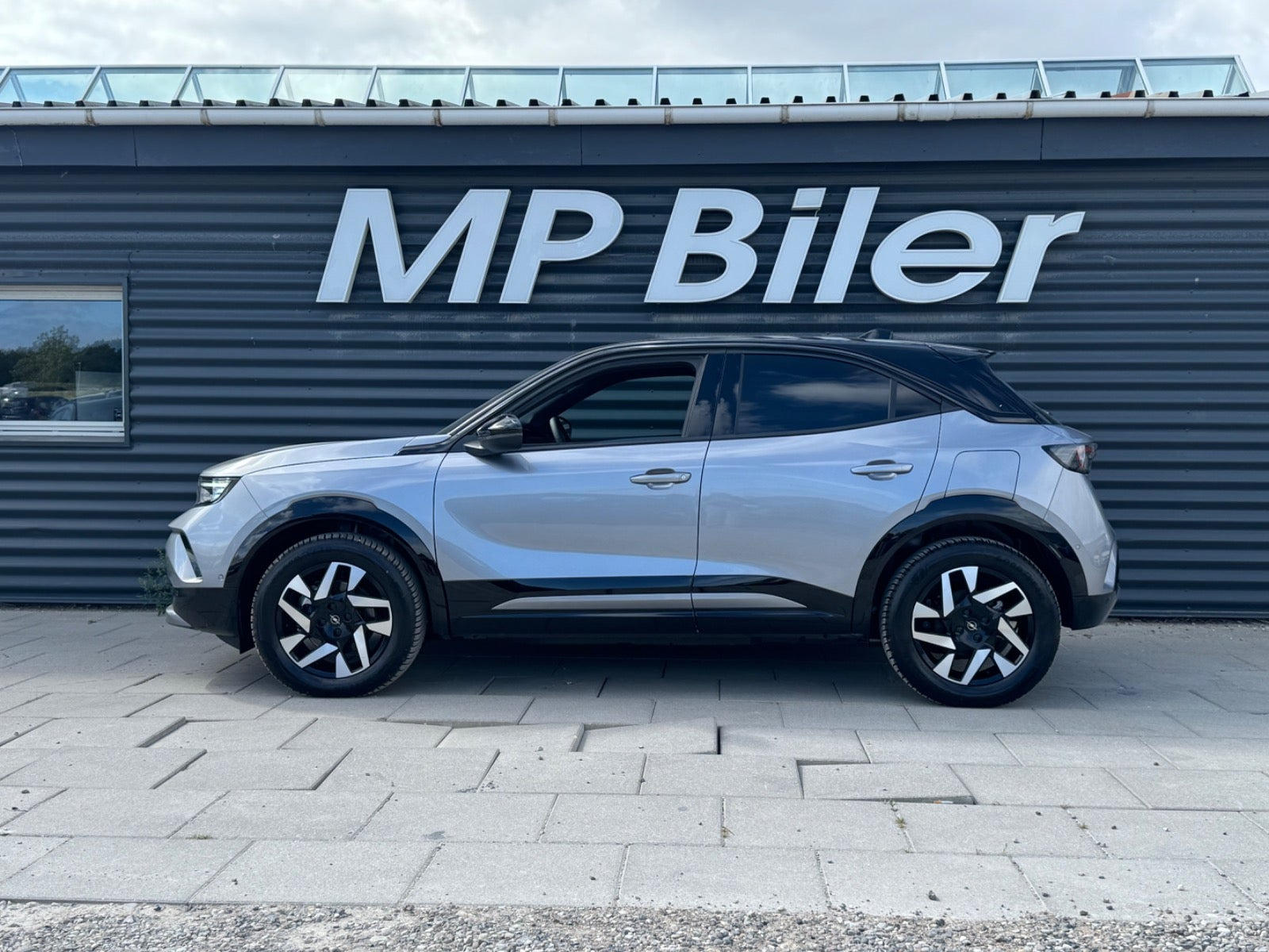 Grå Opel Mokka-e fra 2024