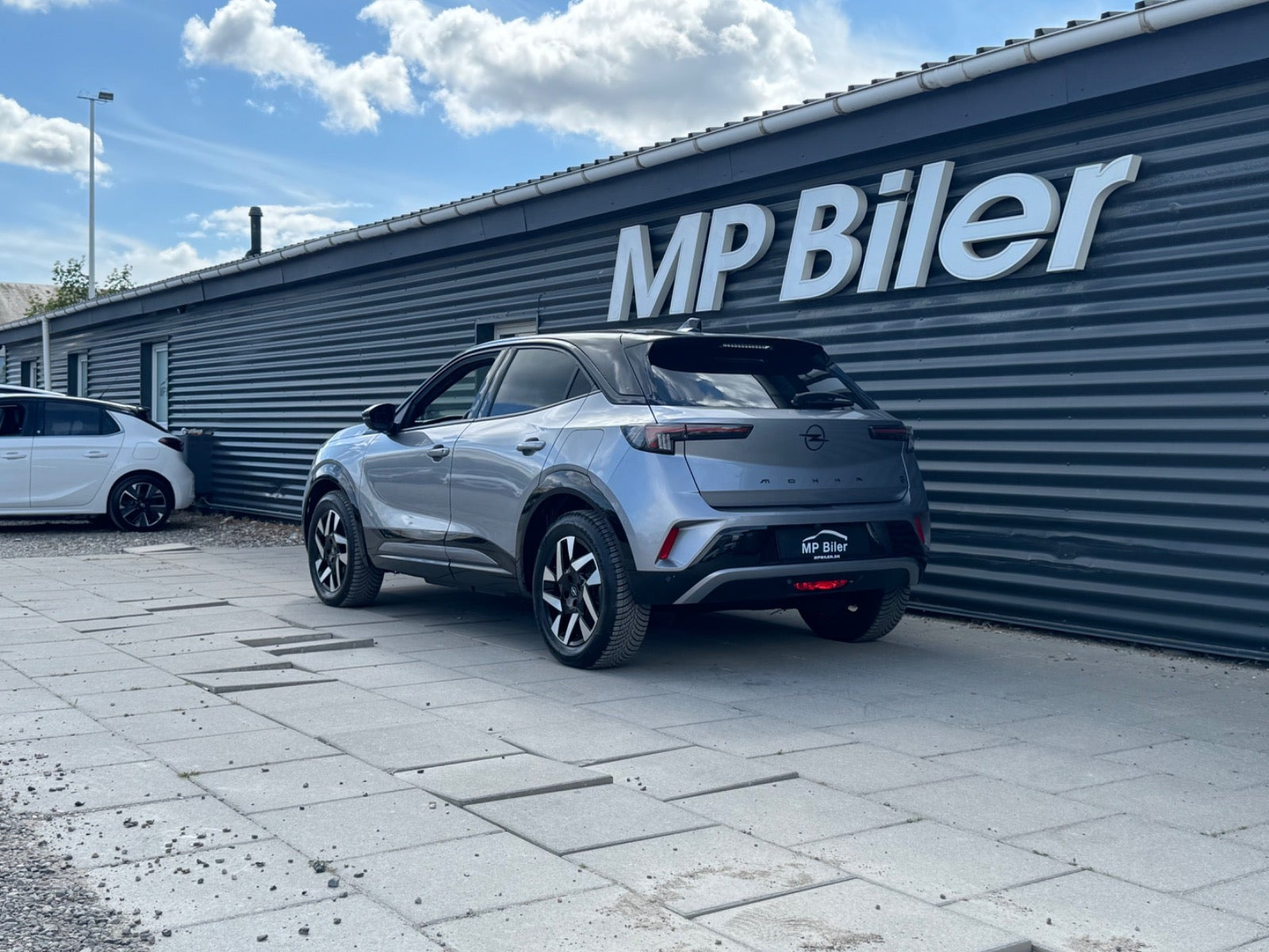 Grå Opel Mokka-e fra 2024