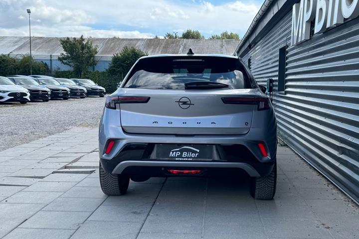 Grå Opel Mokka-e fra 2024