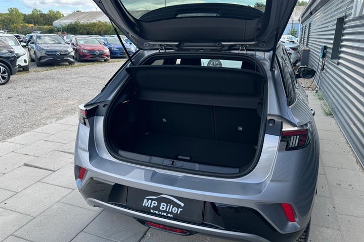 Grå Opel Mokka-e fra 2024
