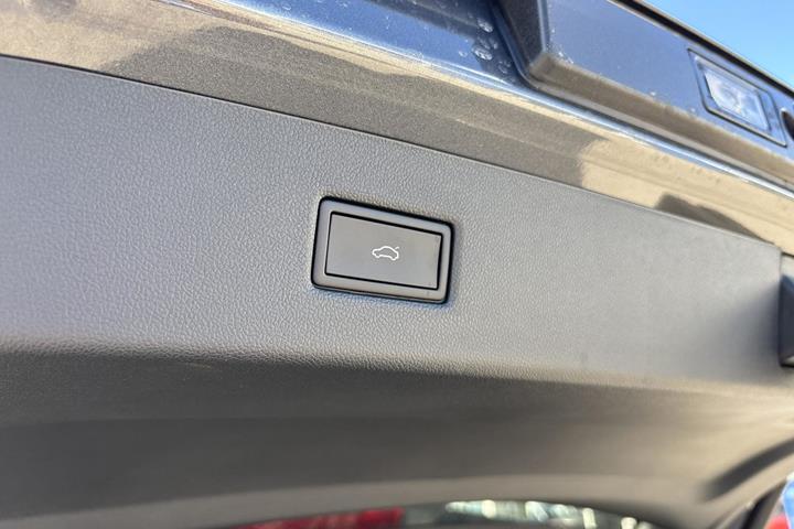 Grå Ford Explorer fra 2024
