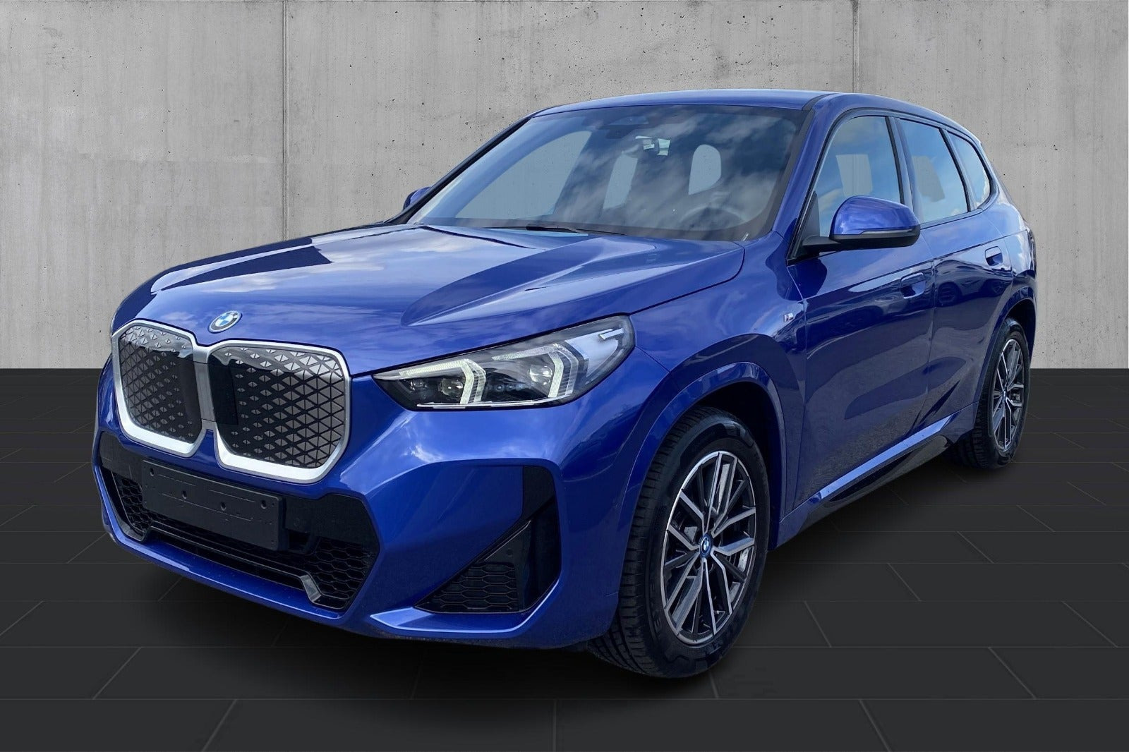 Blå BMW iX1 fra 2025