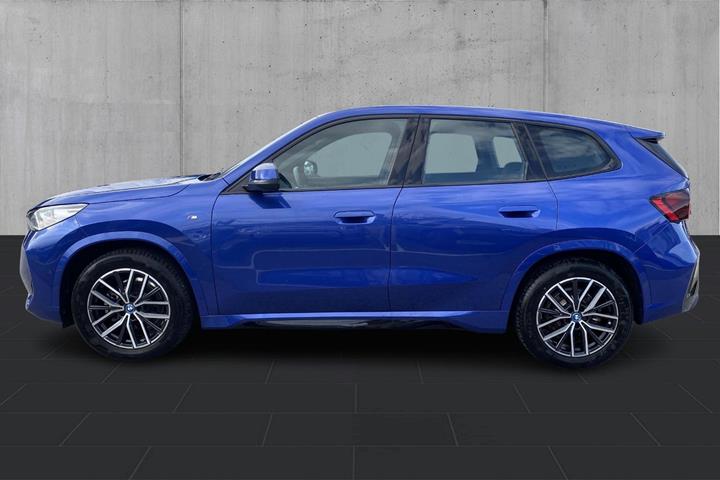 Blå BMW iX1 fra 2025