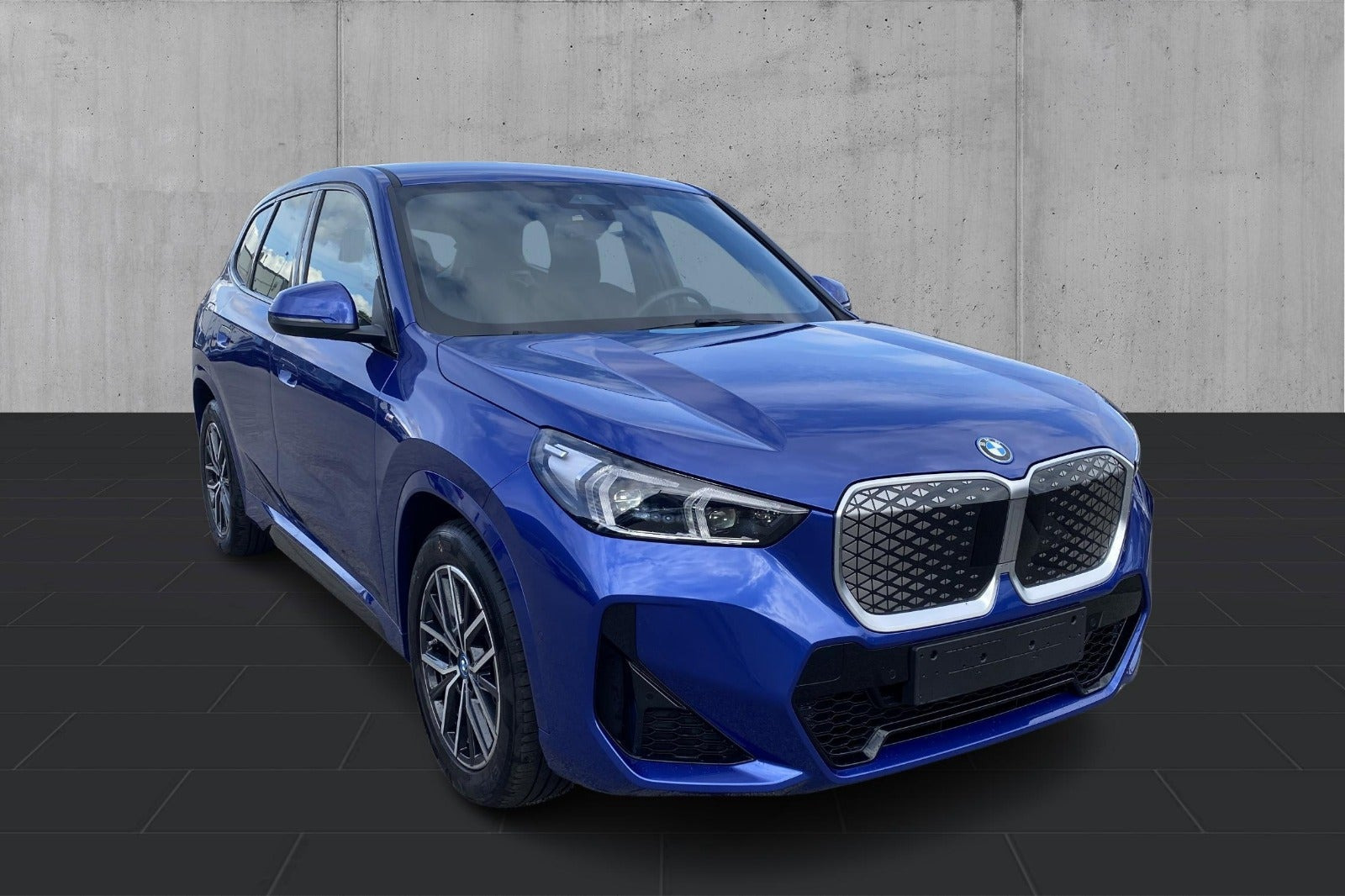 Blå BMW iX1 fra 2025