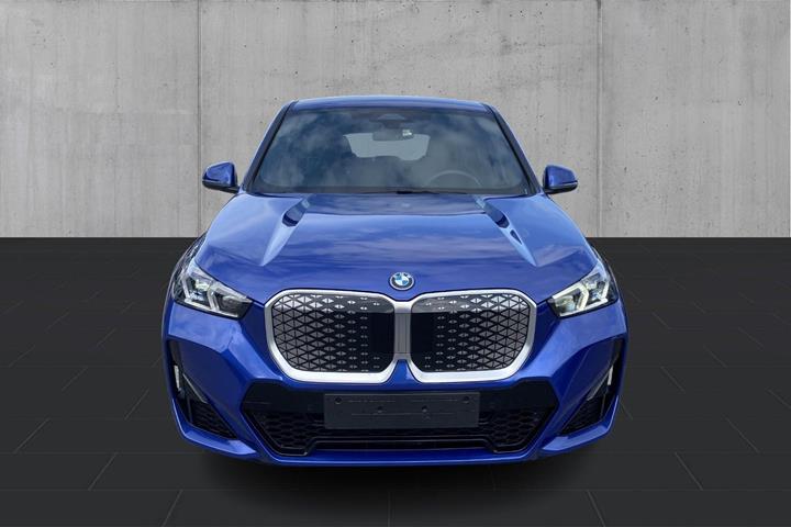 Blå BMW iX1 fra 2025