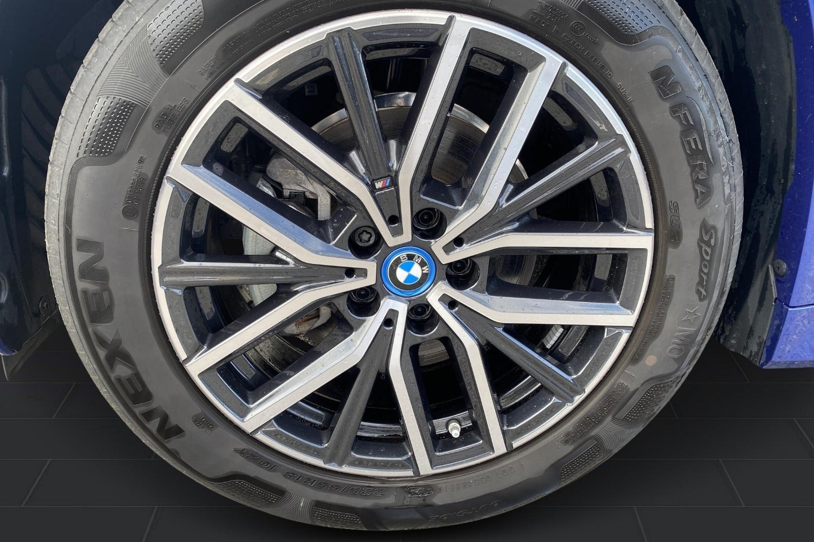 Blå BMW iX1 fra 2025