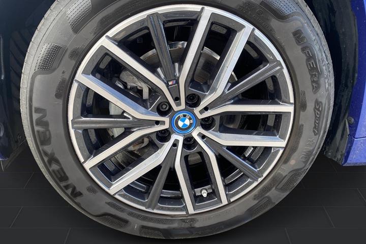 Blå BMW iX1 fra 2025