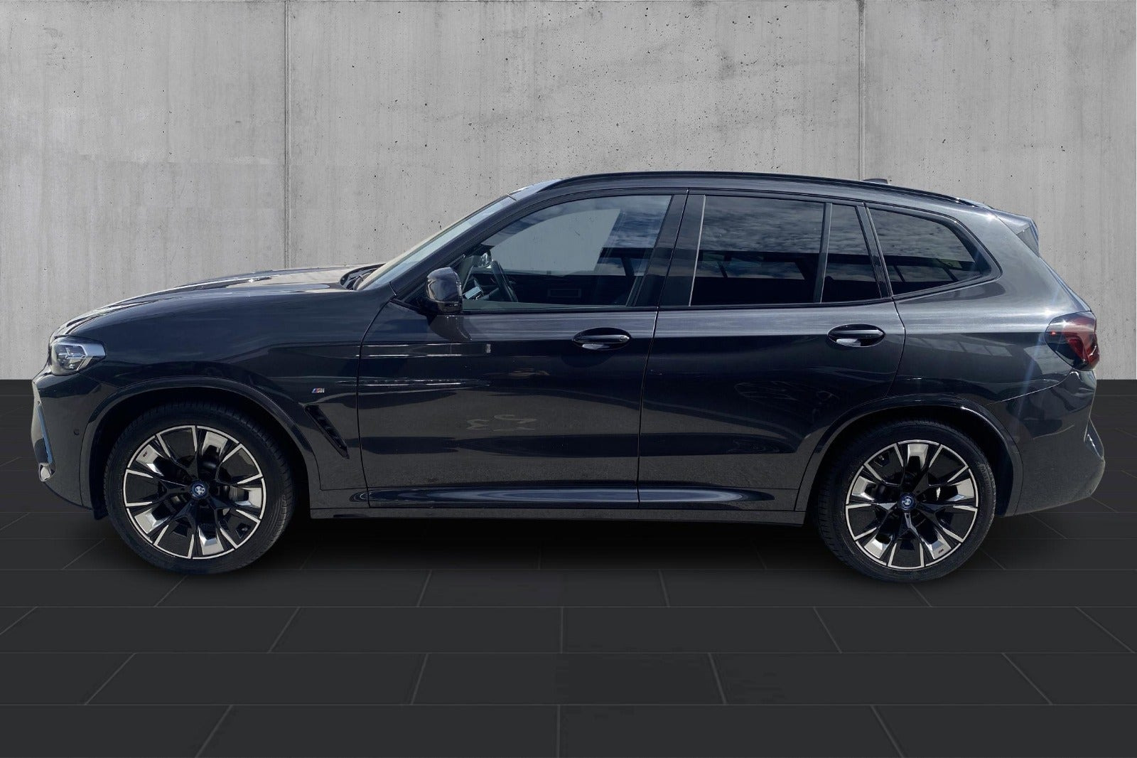 Grå BMW iX3 fra 2023