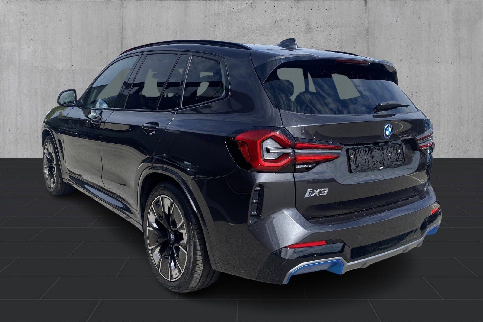 Grå BMW iX3 fra 2023