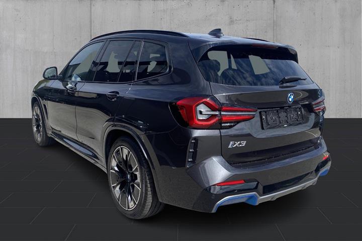 Grå BMW iX3 fra 2023
