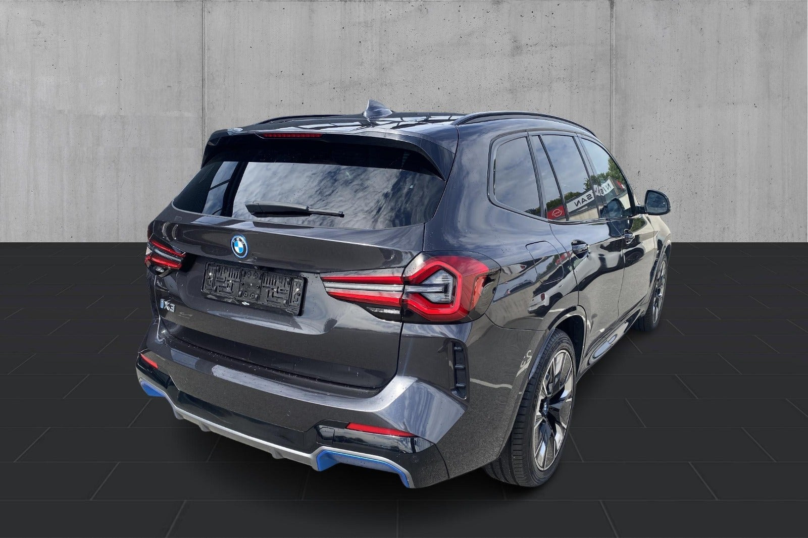 Grå BMW iX3 fra 2023