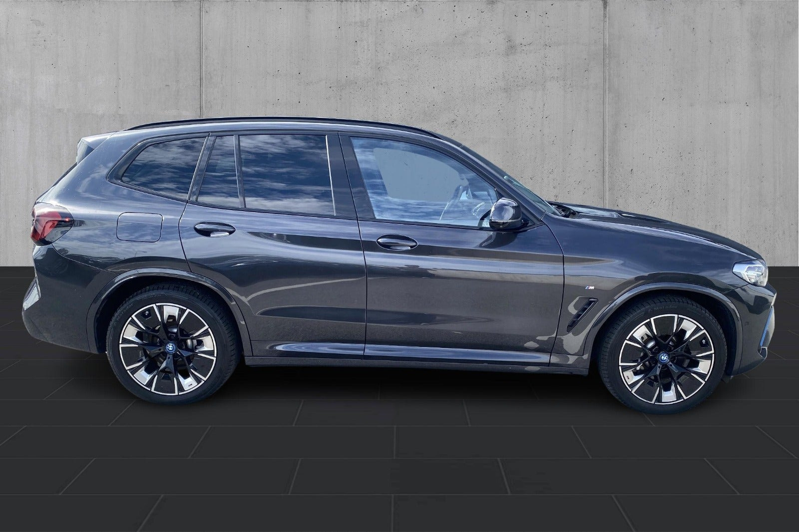 Grå BMW iX3 fra 2023